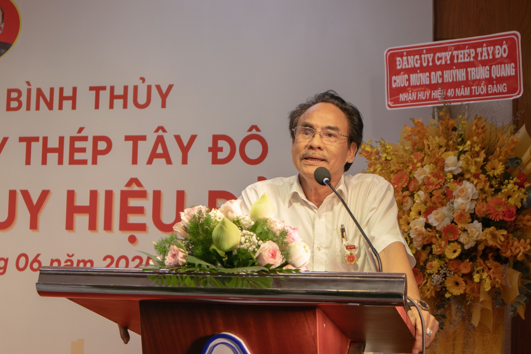 THÉP TÂY ĐÔ TỰ HÀO VỚI LỄ TRAO TẶNG HUY HIỆU ĐẢNG CHO ĐỒNG CHÍ HUỲNH TRUNG QUANG