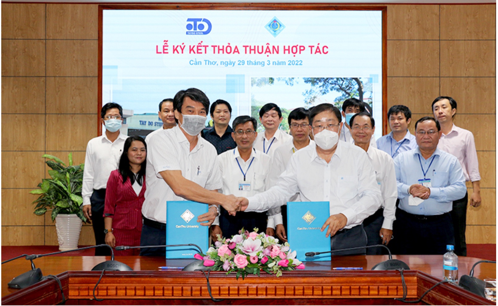 Signing a cooperation agreement between Tay Do Steel Company and Can Tho University