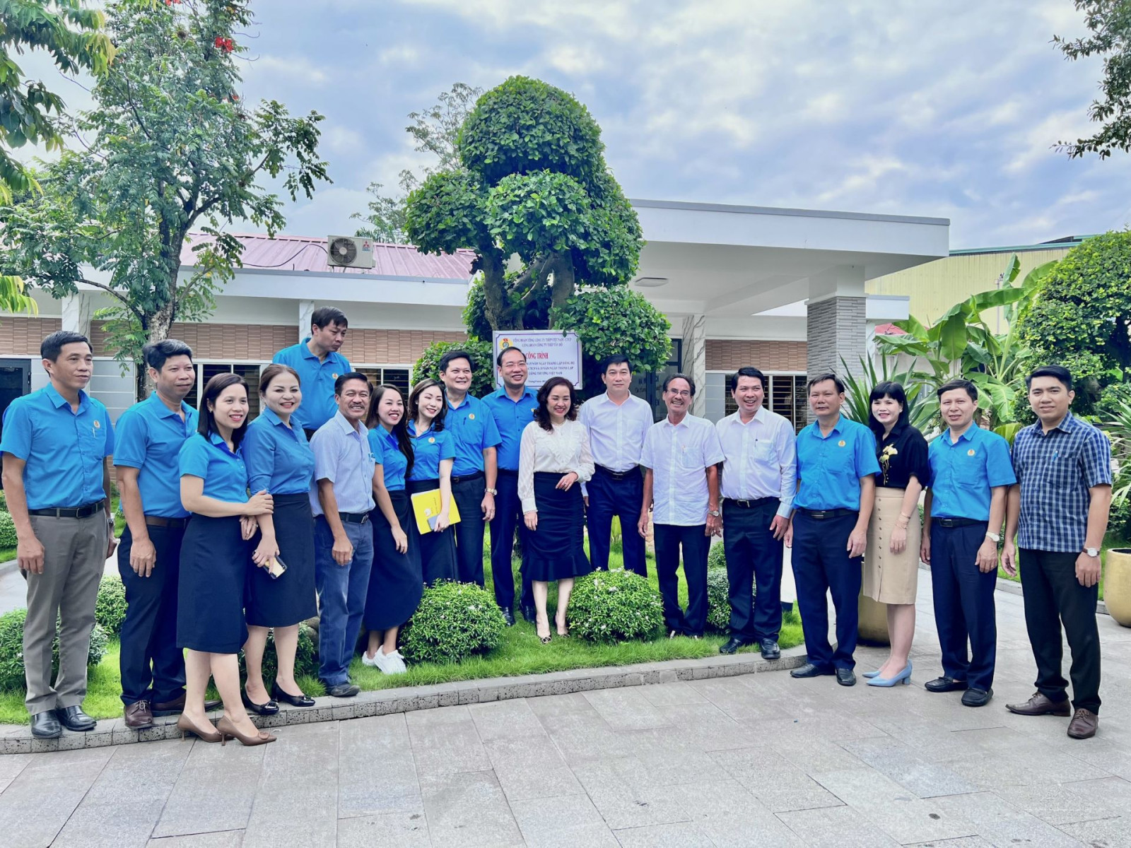 Các đại biểu chụp ảnh lưu niệm tại Công ty Thép Tây Đô