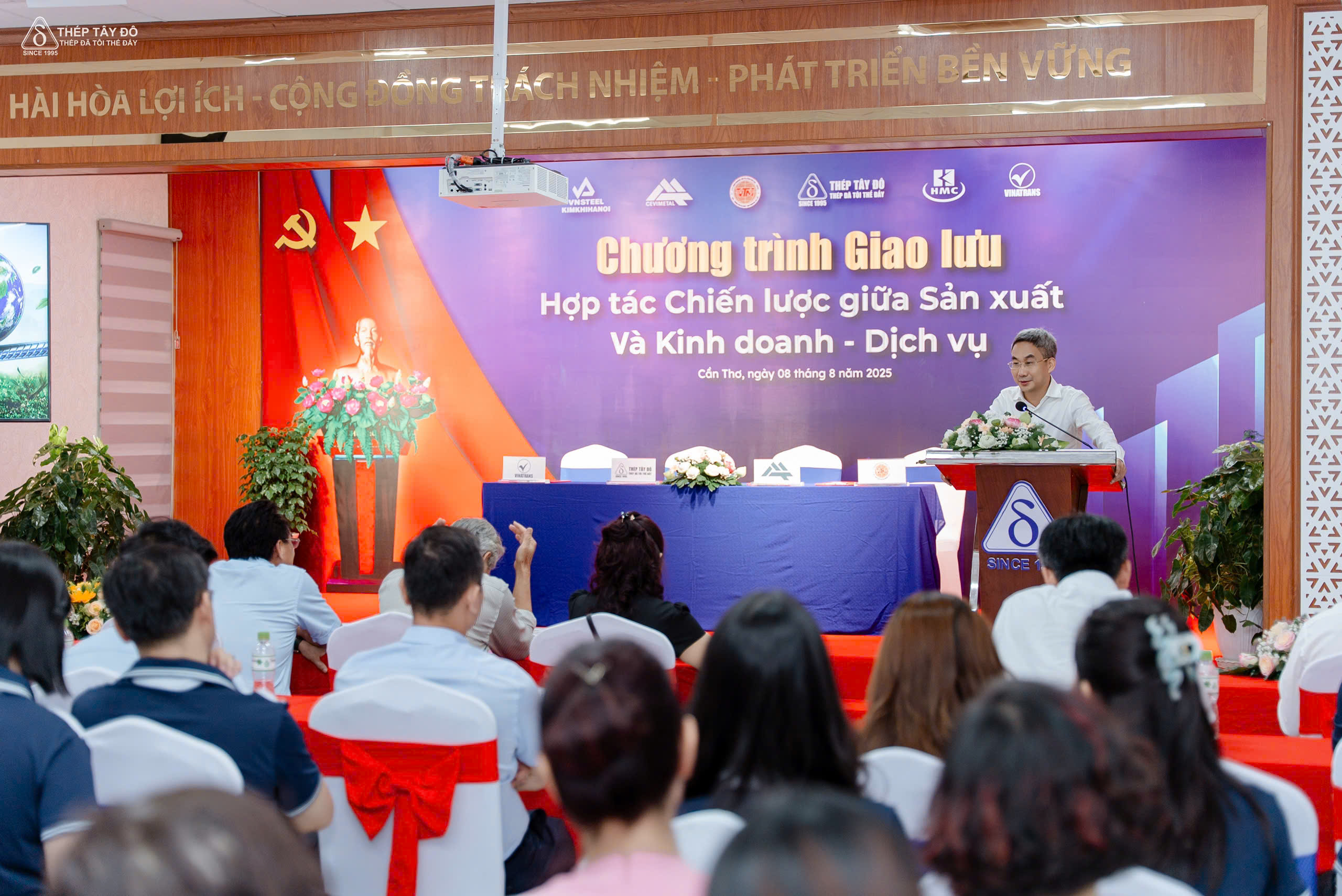 Ông Nghiêm Xuân Đa speaking at the conference
