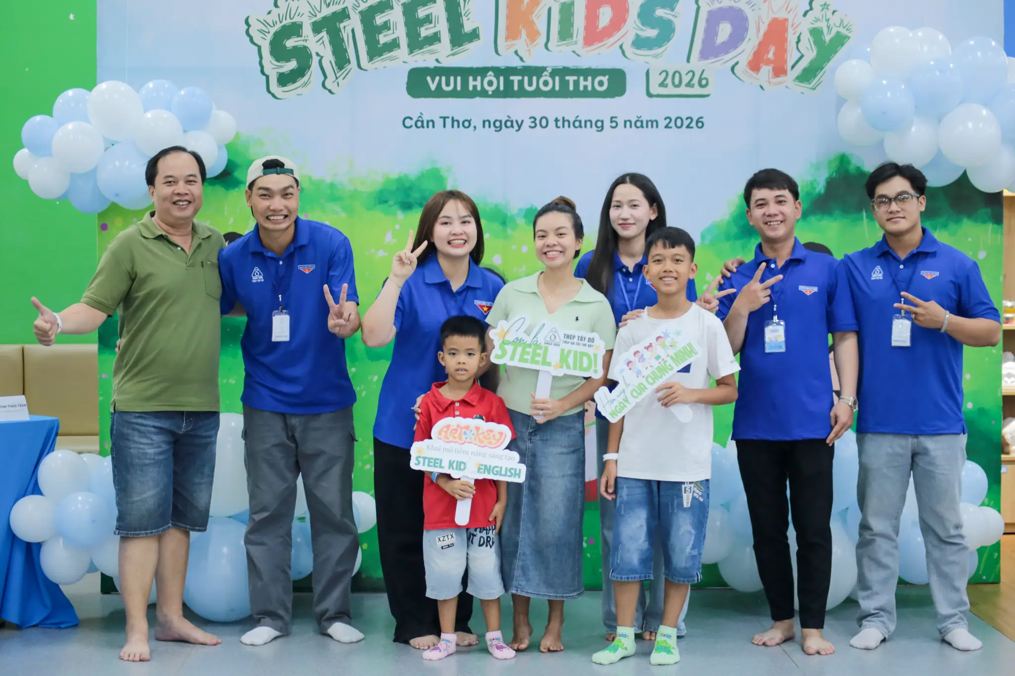 Gia đình CBCNV chụp ảnh lưu niệm tại Steel Kids Day 2026 Cần Thơ