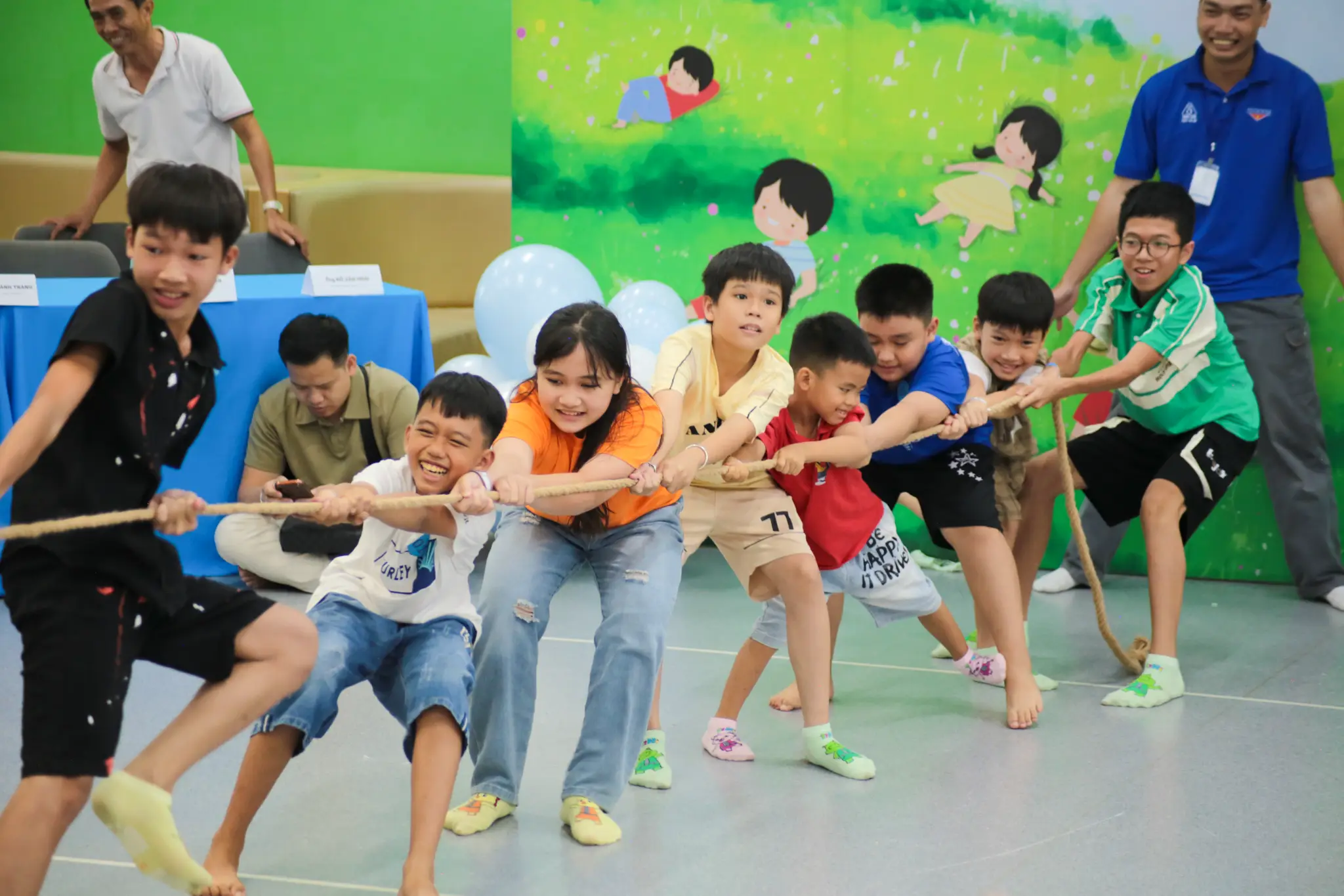Các em nhỏ tham gia kéo co tại sự kiện Steel Kids Day 2026