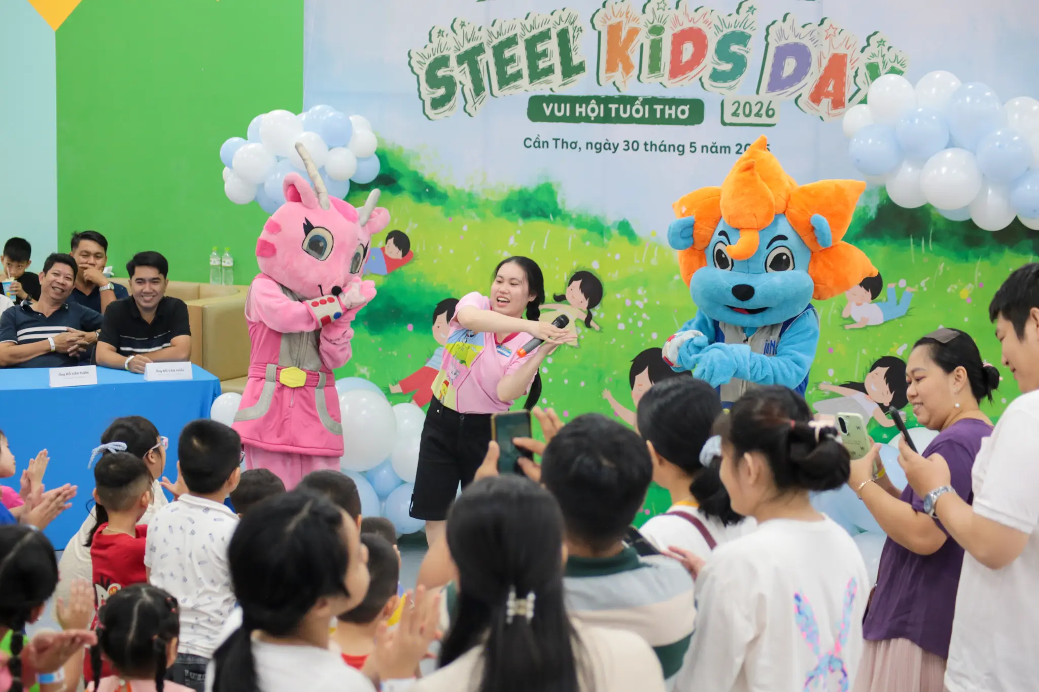 Hai mascot Juno và Tera nhảy giao lưu cùng nhân viên tại Steel Kids Day 2026