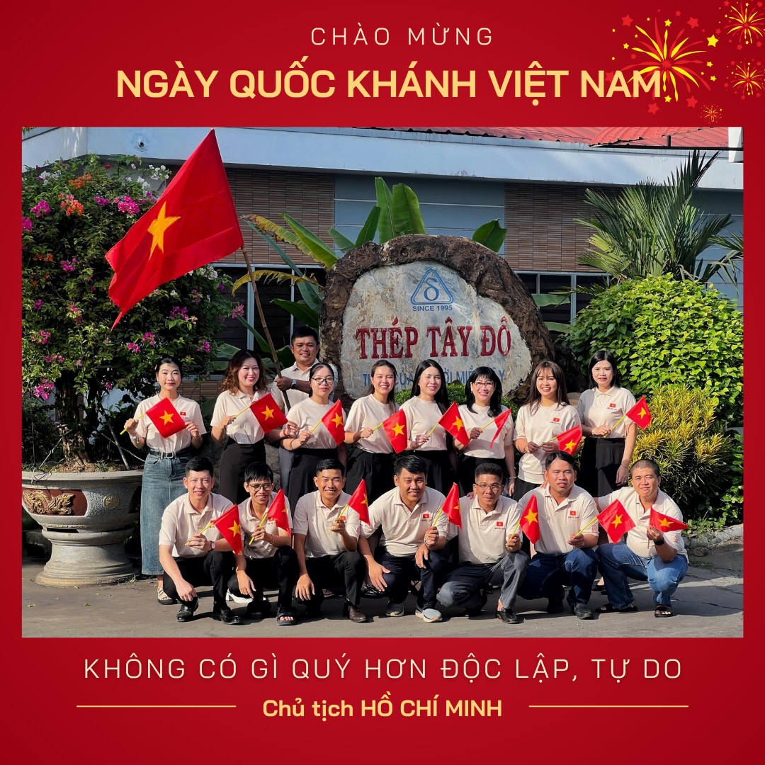 CBCNV Thép Tây Đô làm việc trong văn phòng, bàn cắm cờ Tổ quốc