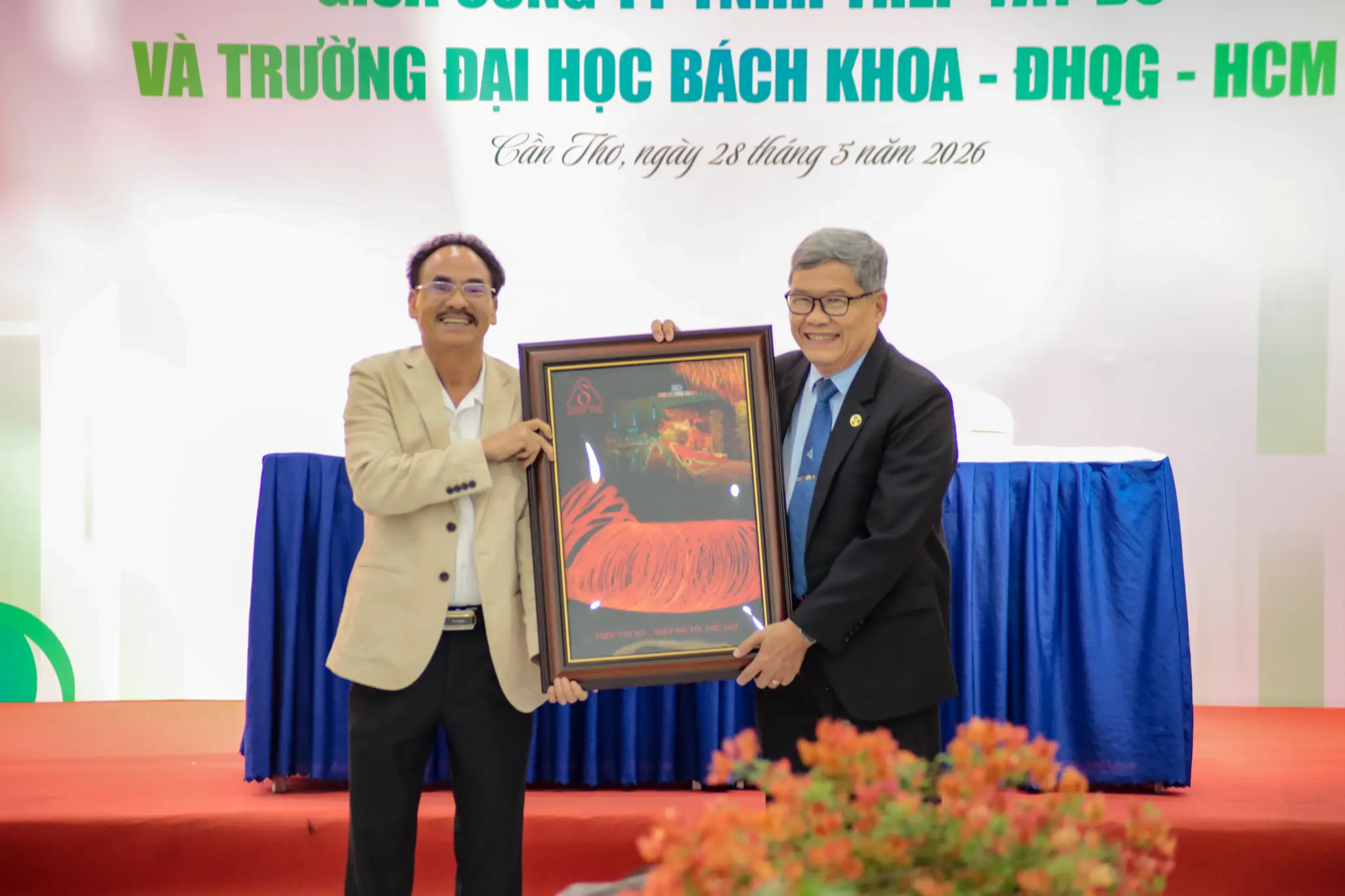 Đại học Bách Khoa – ĐHQG-HCM gửi tặng quà lưu niệm cho Công ty Thép Tây Đô