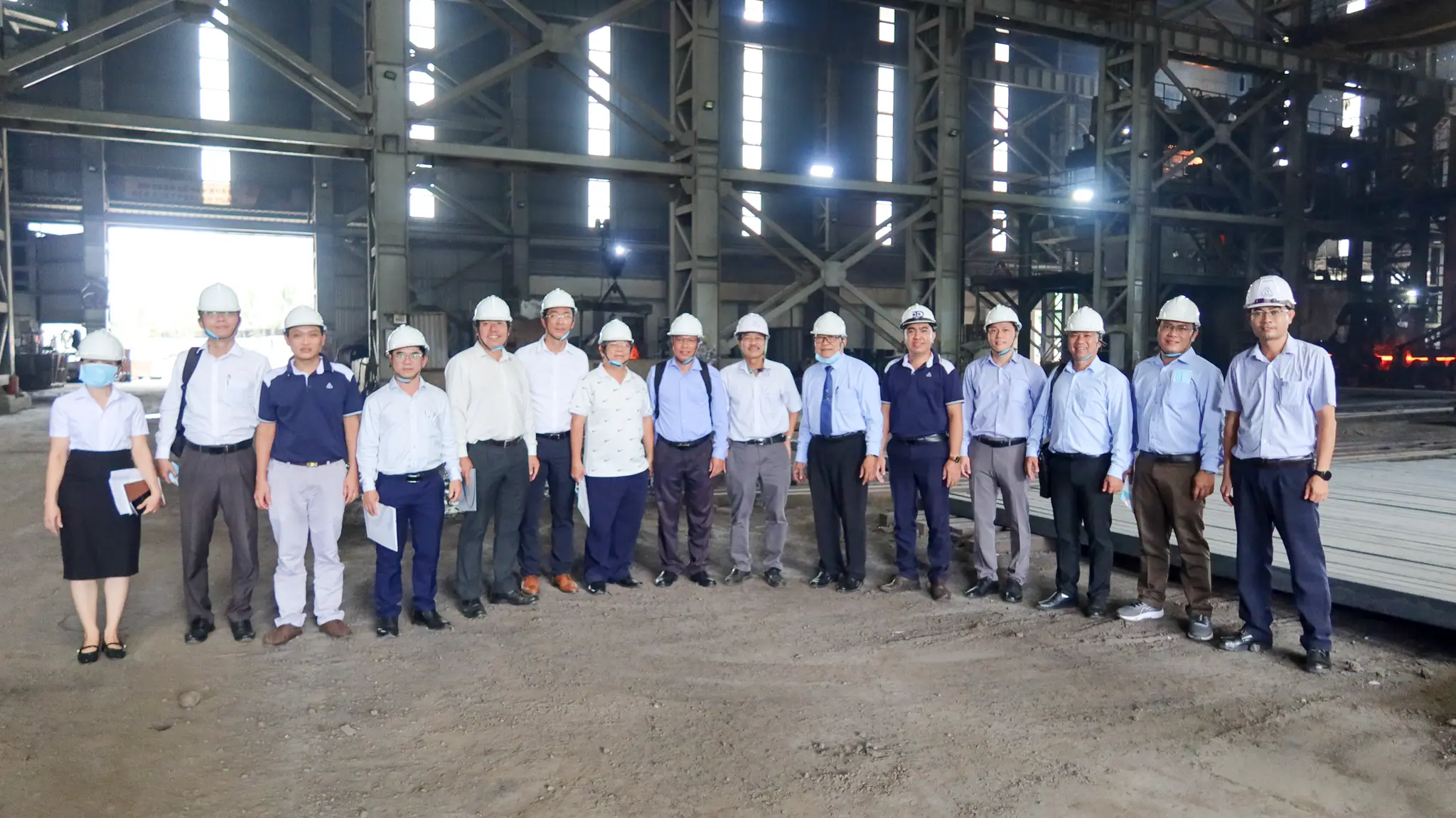 Nhằm giúp đoàn công tác có cái nhìn chân thực và toàn diện nhất, đội ngũ lãnh đạo và quản lý kỹ thuật của Thép Tây Đô đã hướng dẫn đoàn đi khảo sát thực tế toàn bộ dây chuyền sản xuất tại nhà máy. Đây là bước đệm quan trọng giúp các chuyên gia, giảng viên nhà trường nắm bắt mô hình vận hành, quá trình điều phối và thực tế hoạt động sản xuất của doanh nghiệp.
