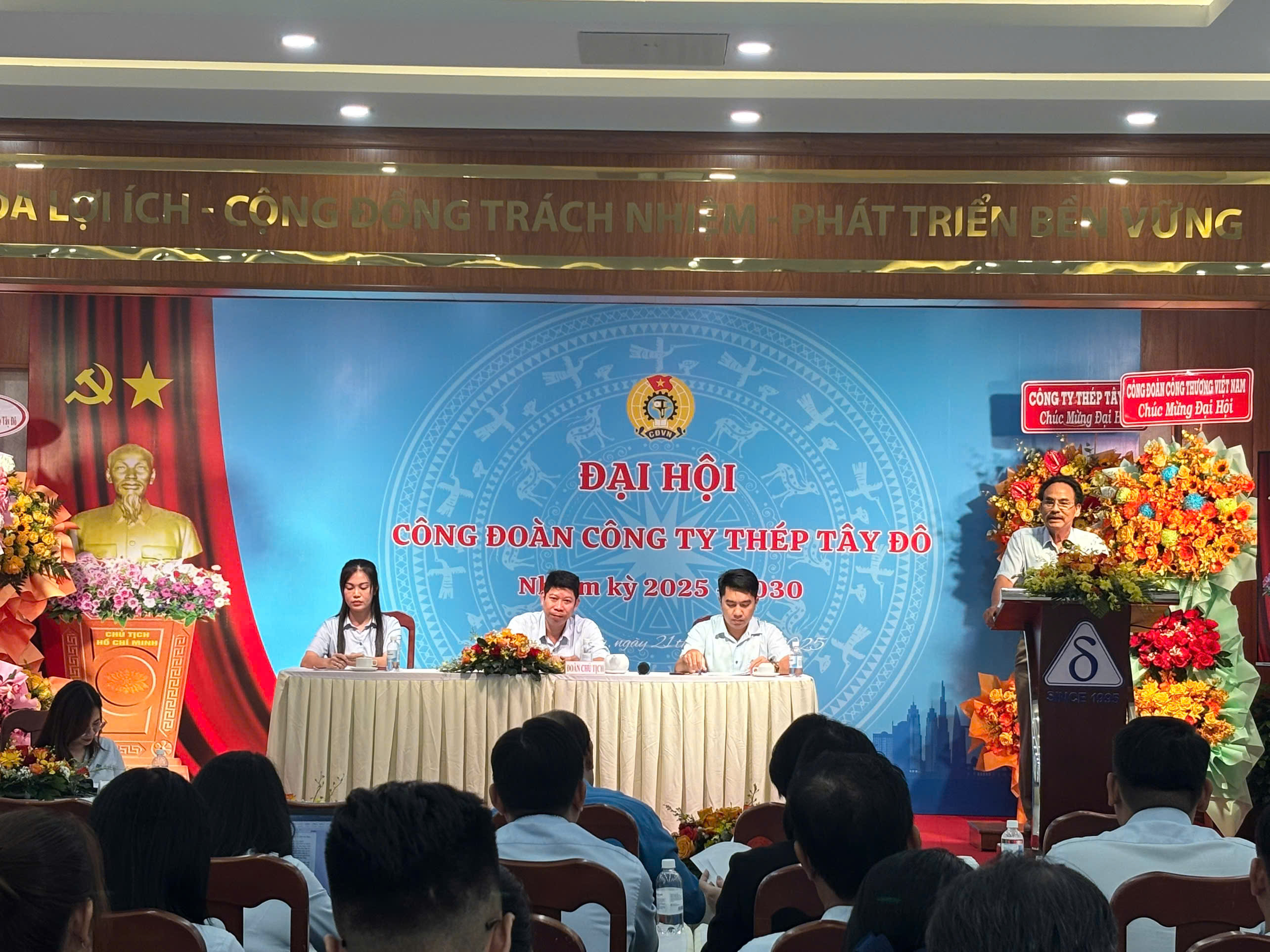 Comrade Vu Truong Son delivering his speech at the Thep Tay Do Trade Union Congress