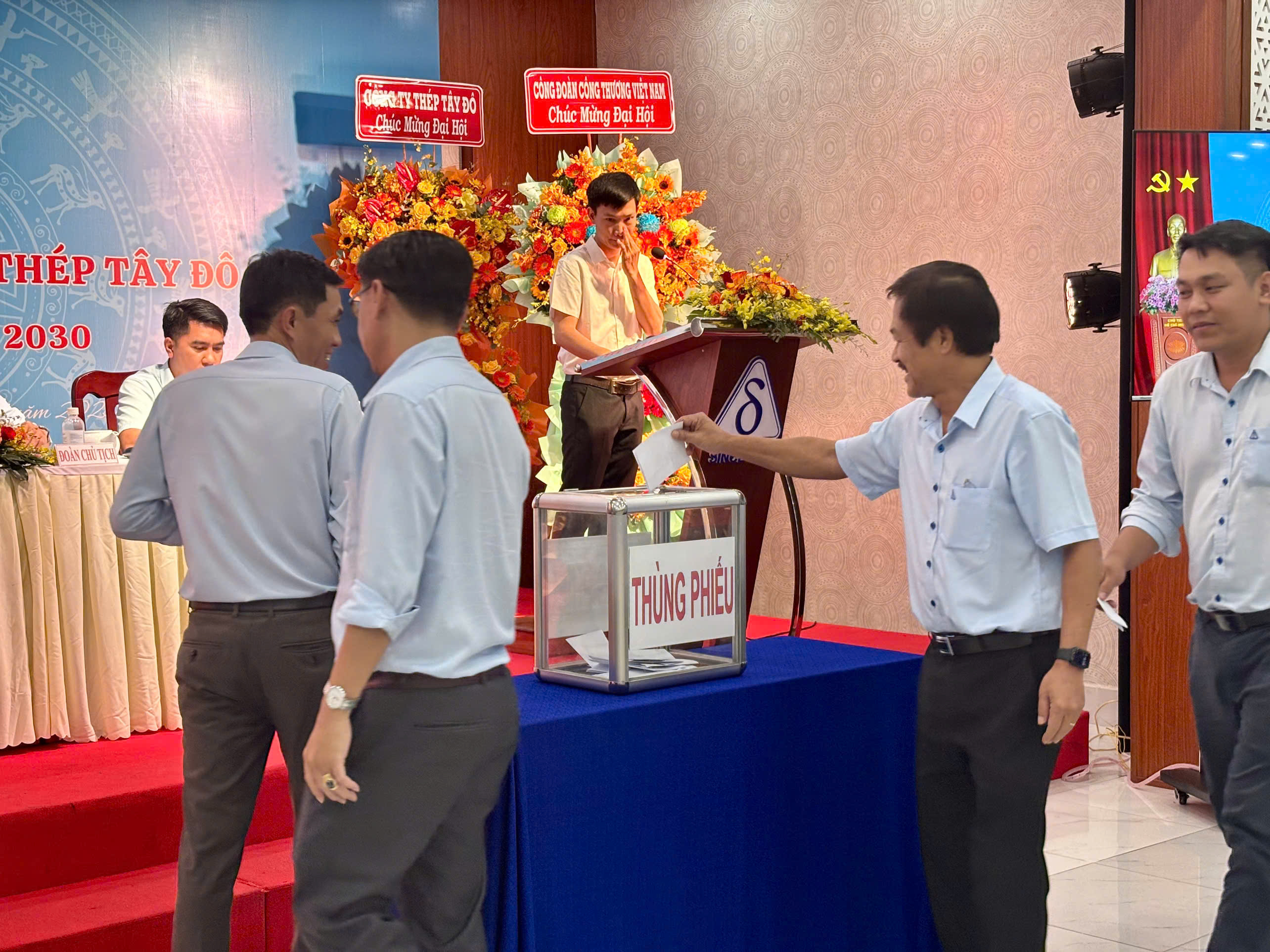 Mr. Huynh Trung Quang – General Director of Thep Tay Do Co., Ltd. – speaking at the Congress